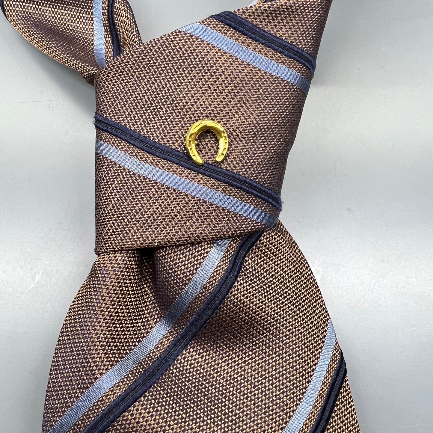 Englische viktorianische Hufeisenbrosche aus 9-karätigem Gold.