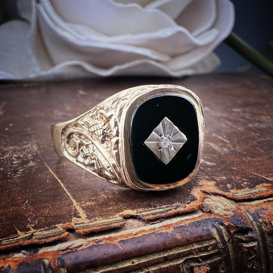 Anello Chevalier Vintage con Onice e Diamante – Sheffield, 1977
