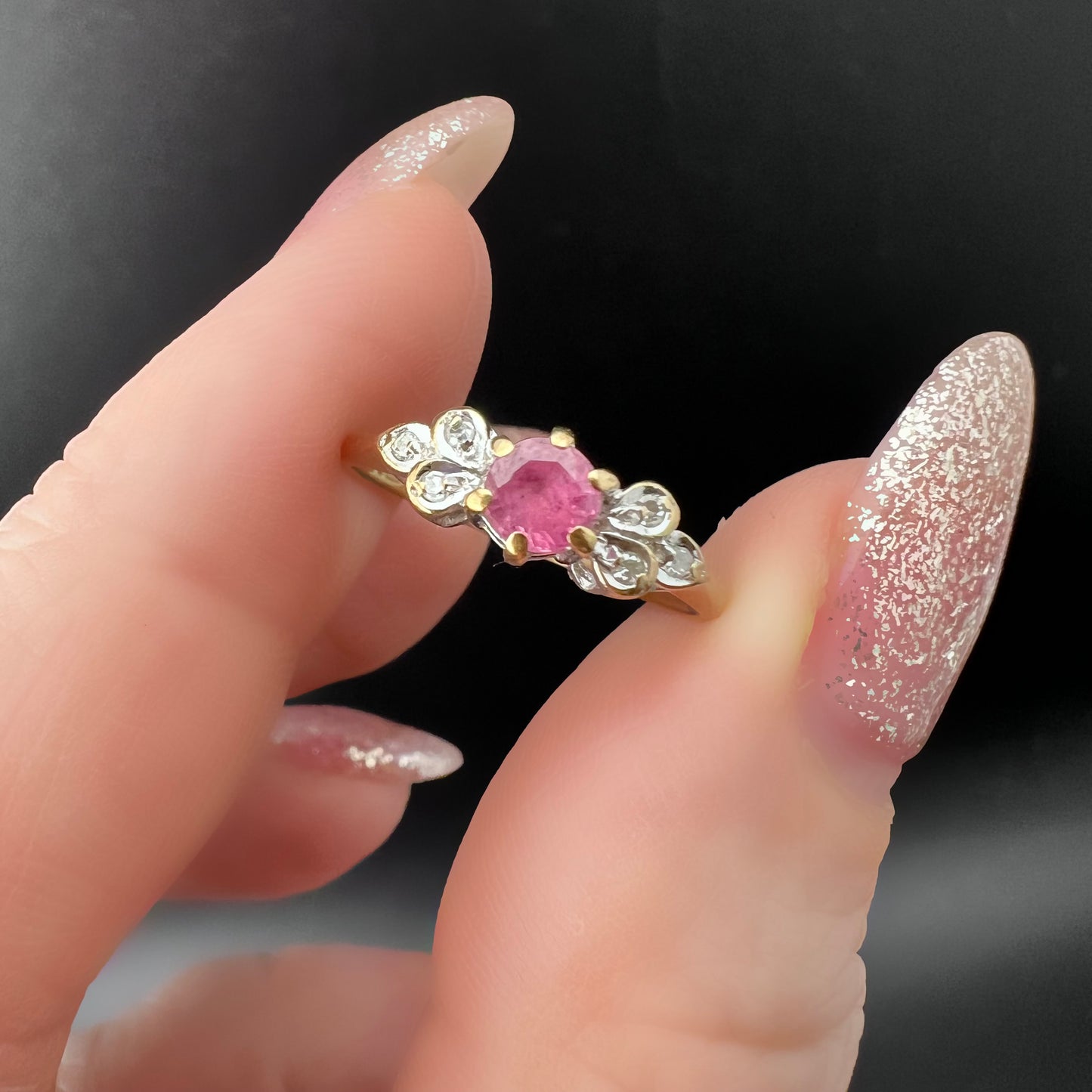 Anello Vintage con Rubino e Diamanti – Londra, 1986