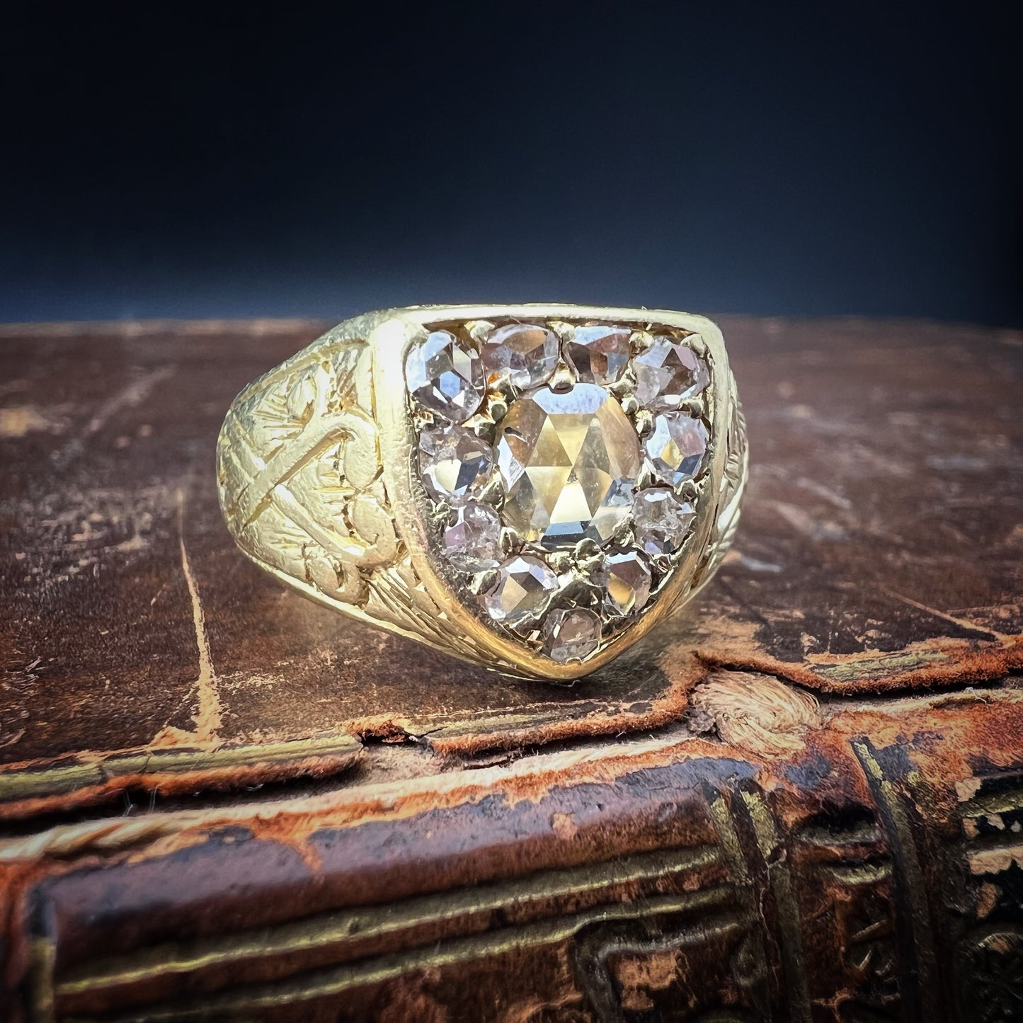 Importante anello chevalier - signet - sigillo in oro 18 ct e diamanti a taglio rosa