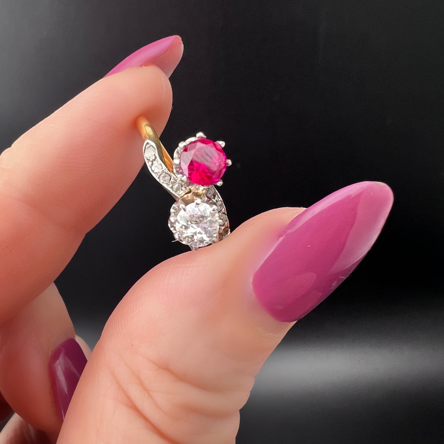 Toi et moi - contrariè ring in 18 ct gold with 0.40 ct old mine diamond and synthetic ruby