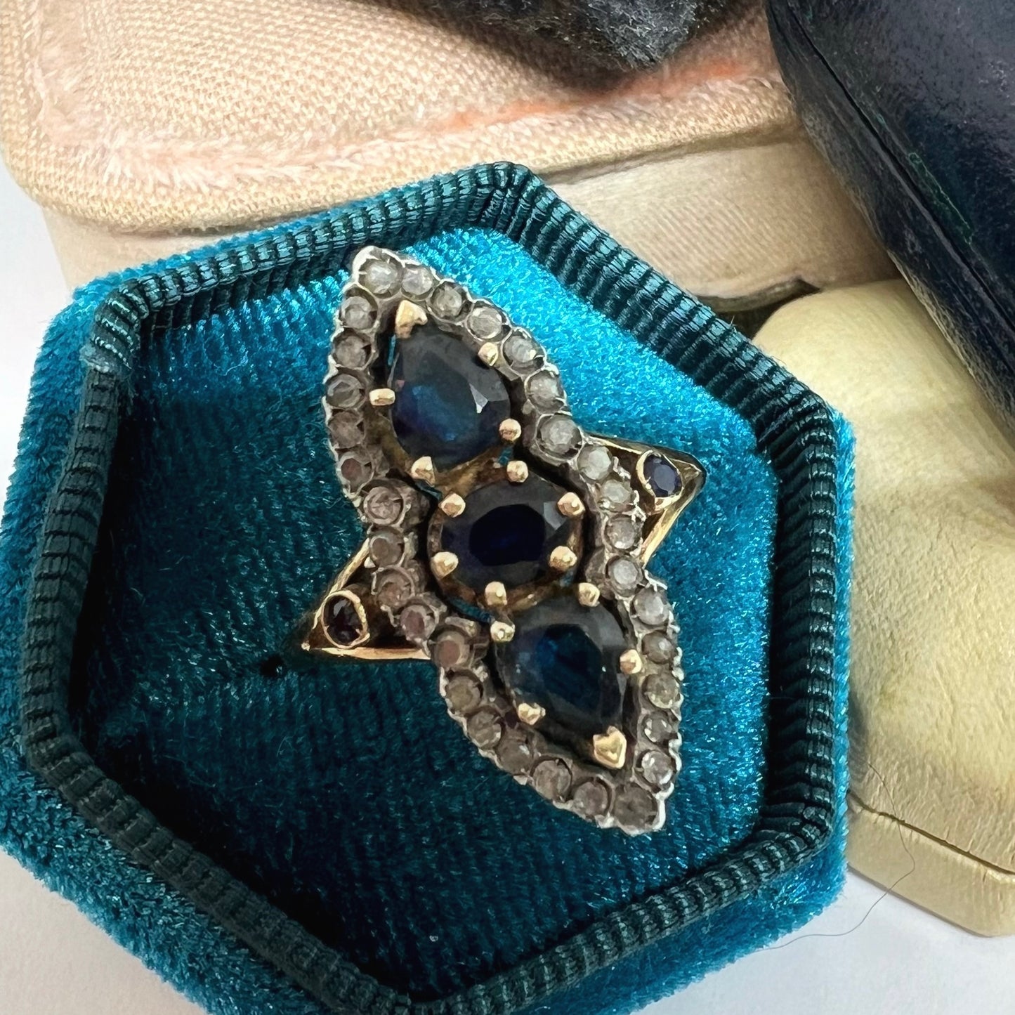 “Figaro” ring in 18k gold, diamonds and sapphires