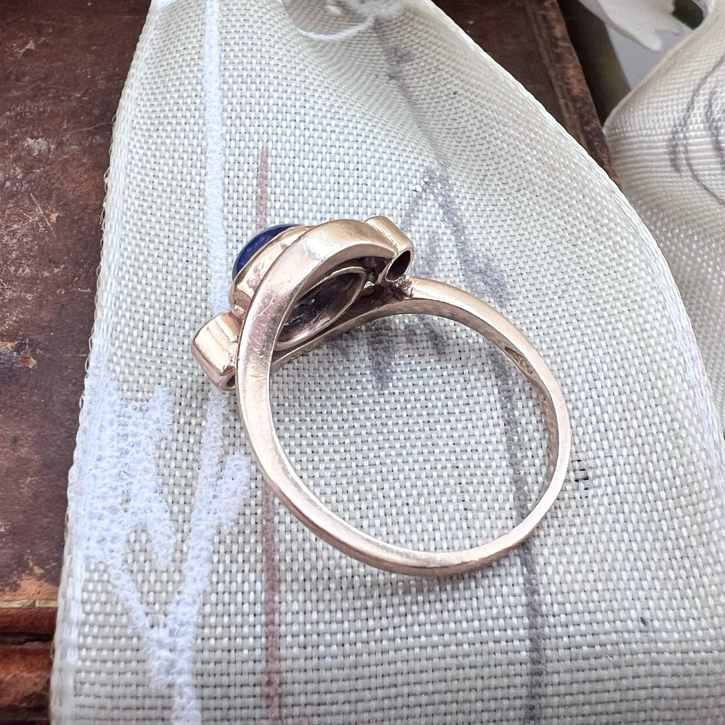 Anello oro 12k zaffiro e diamanti. Italia c. 1920