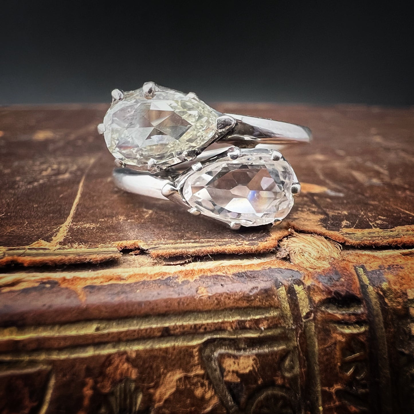 18K white gold “Toi et Moi” contrariè ring with pear-cut diamonds – Italy, 1920s