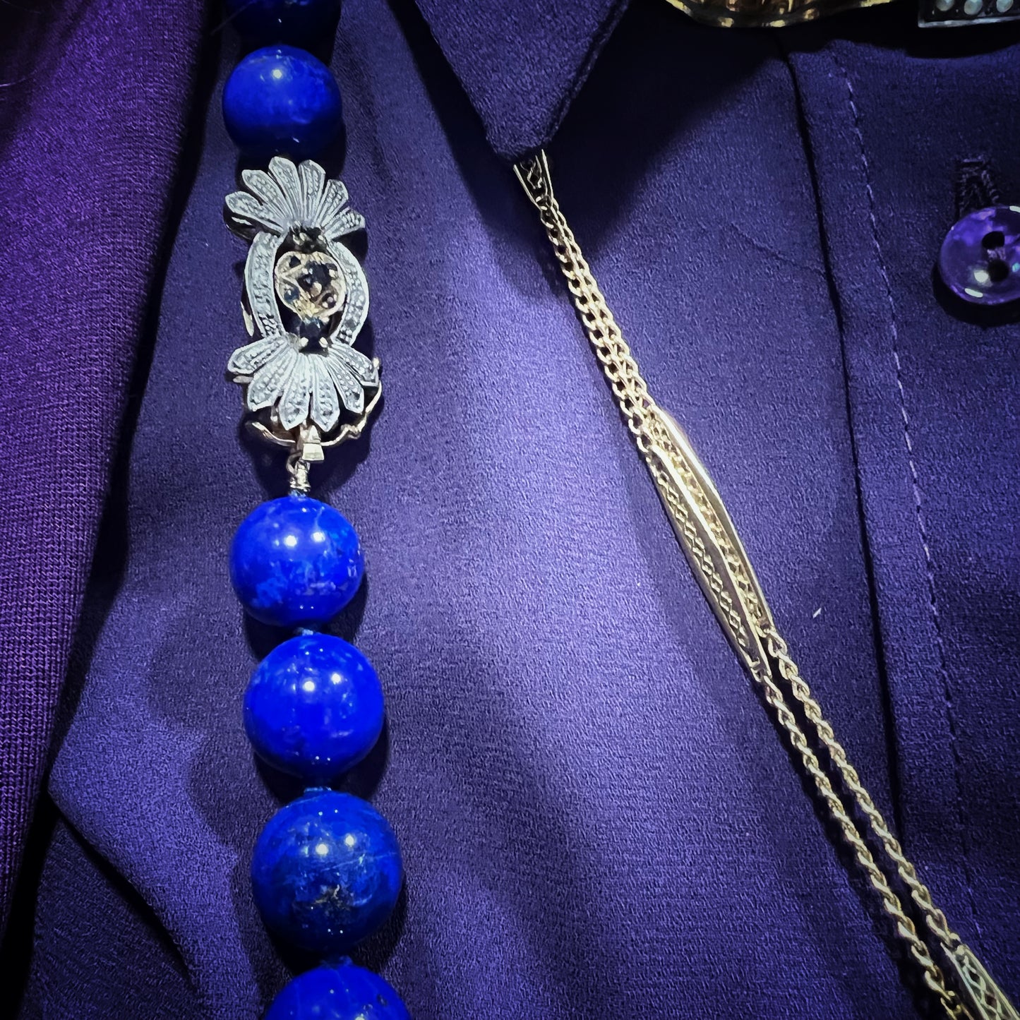 Necklace with natural lapis lazuli measuring 14 mm by 90 cm. Weight 242 grams. Clasp in gold, silver, diamonds and sapphires.