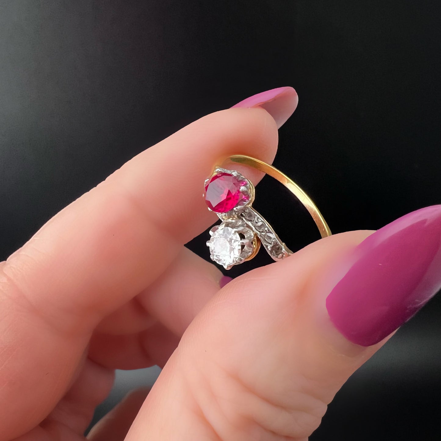 Toi et moi - contrariè ring in 18 ct gold with 0.40 ct old mine diamond and synthetic ruby