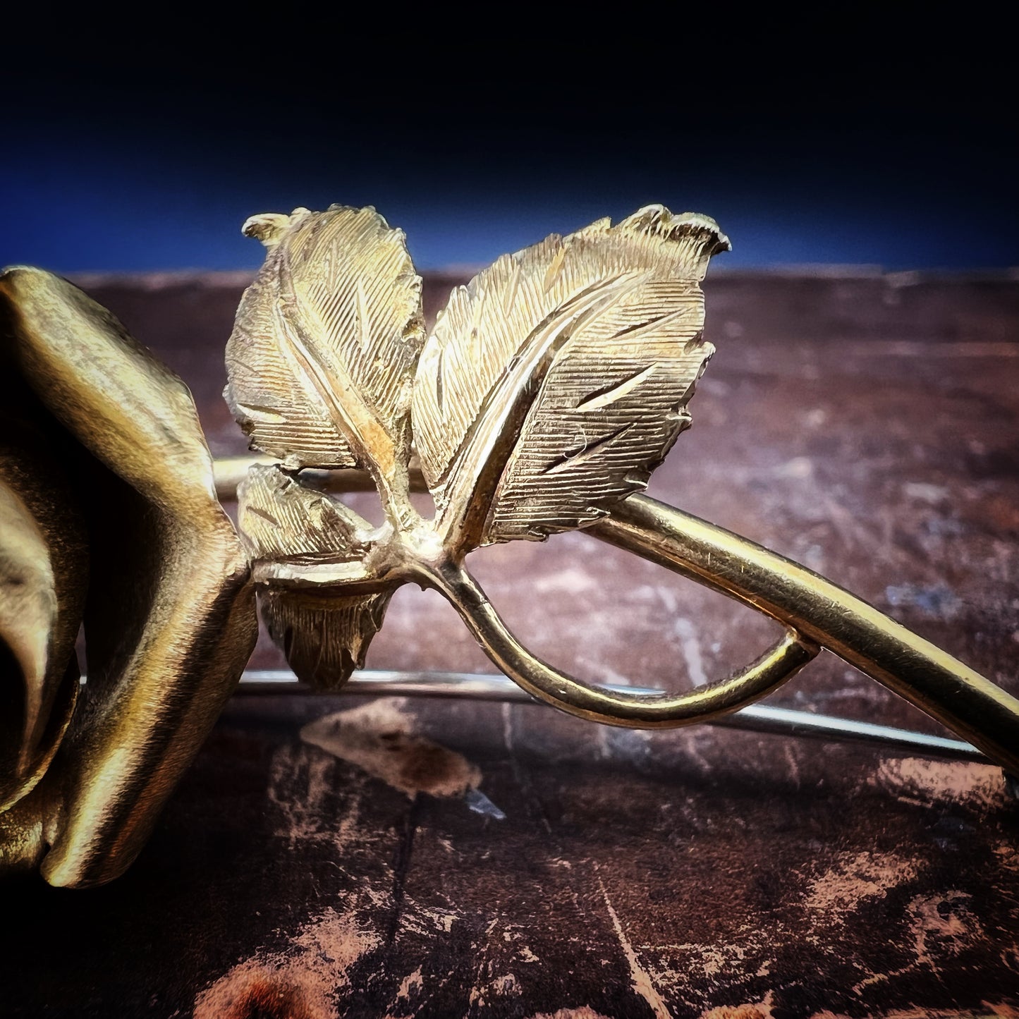 Skulpturale Brosche aus 18 Karat Gold in Form einer blühenden Rose