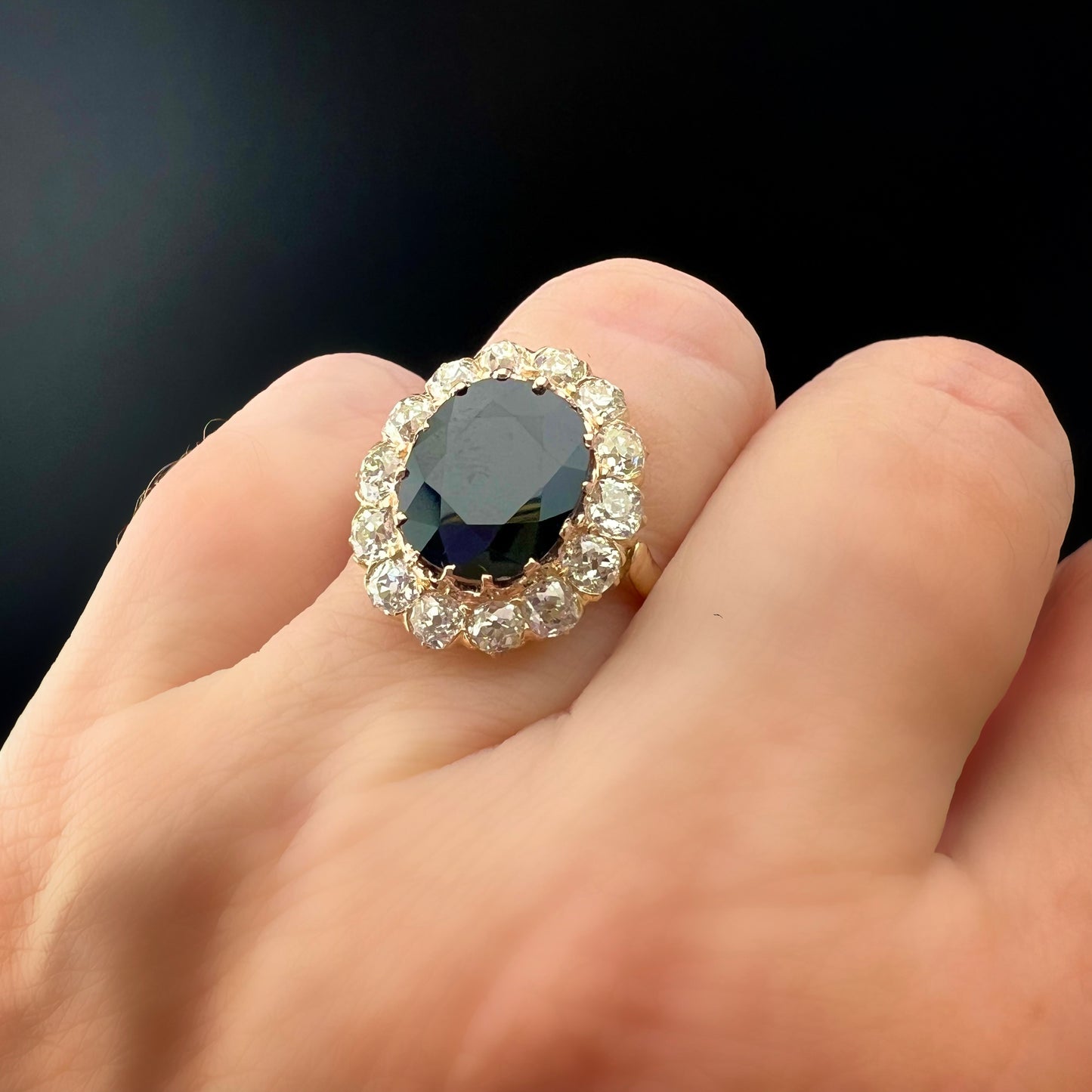 Gänseblümchenring aus 18 Karat Gold mit Altminendiamanten und einem natürlichen Saphir von 4,46 Karat