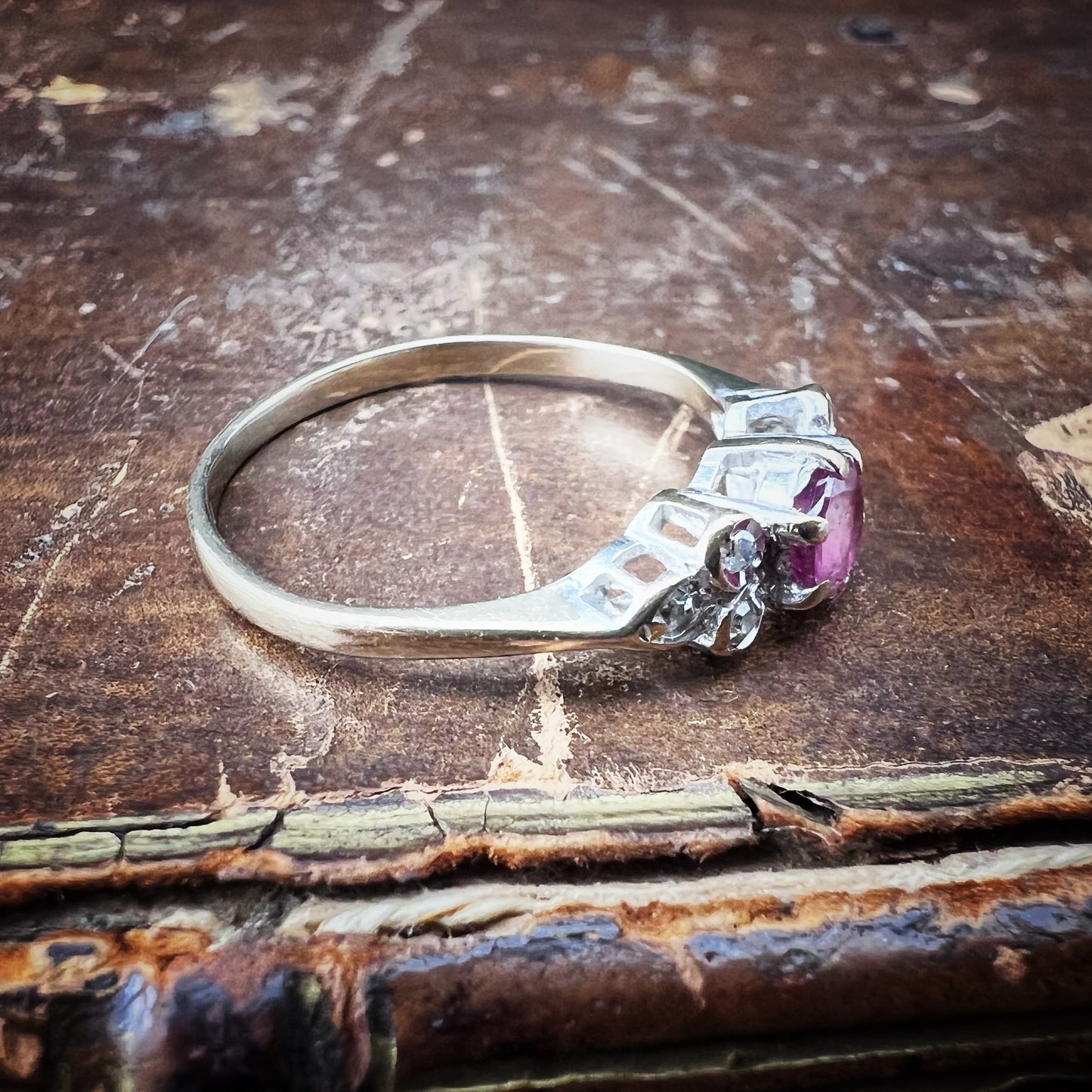 Anello Vintage con Rubino e Diamanti – Londra, 1986