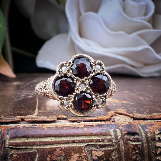 Anello Vintage Inglese in Oro con Granati e Perline – Londra, 1970