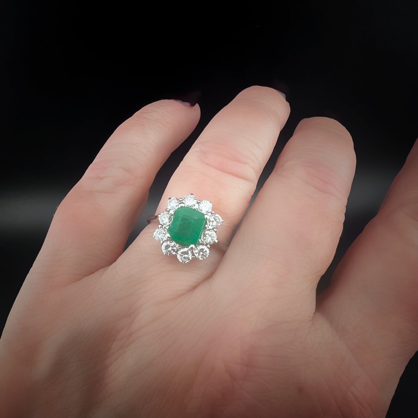 Gänseblümchenring aus 18 Karat Gold mit Smaragd und Diamanten