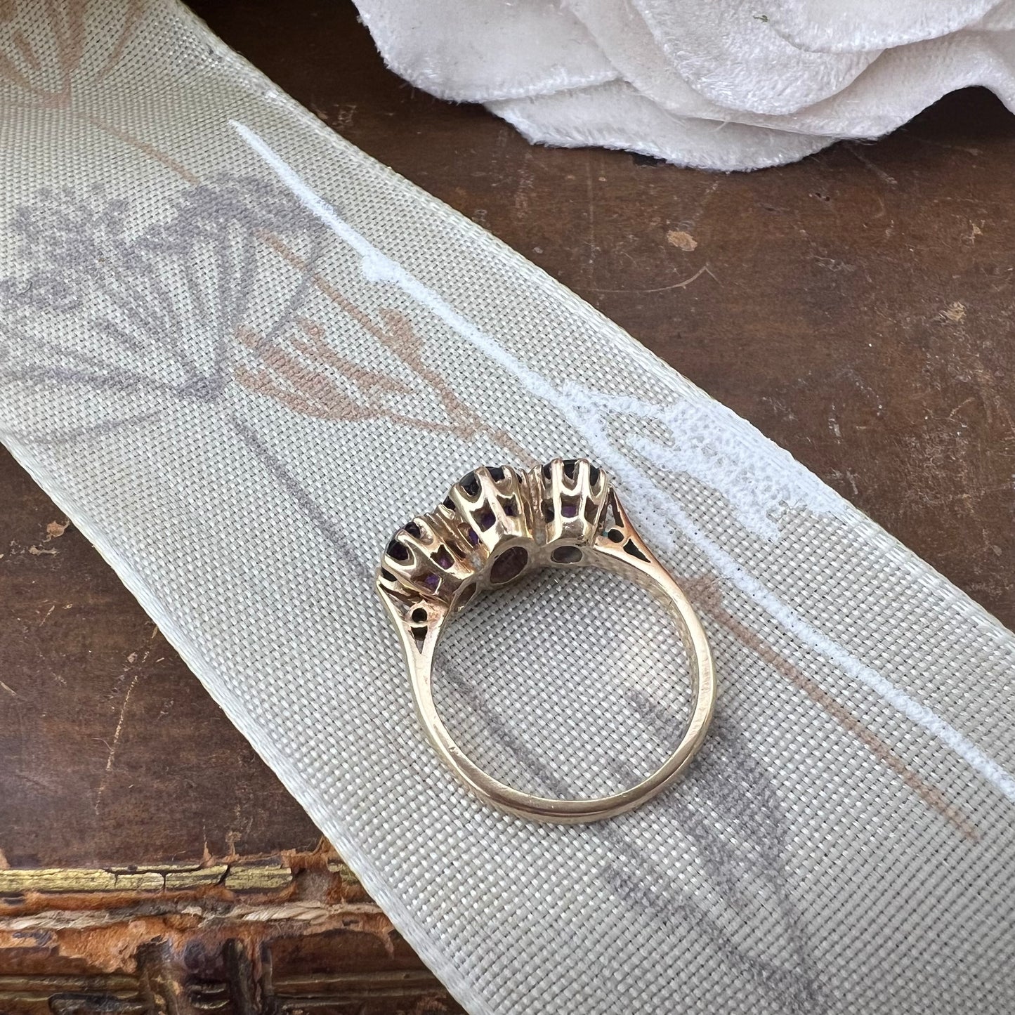 Anello trilogy con ametiste in oro giallo – Vintage anni ’70