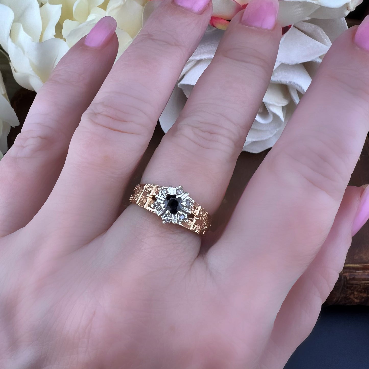 Anello Margherita in oro giallo e bianco con zaffiro e diamanti – Birmingham, 1976