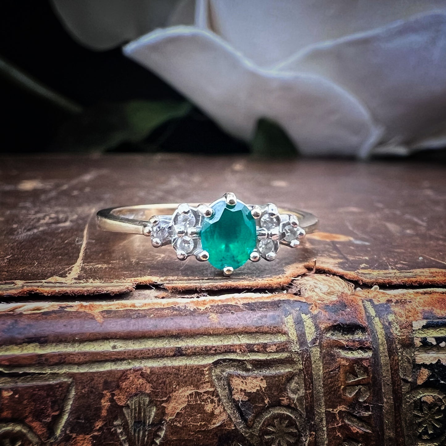 Smaragd- und Diamantring