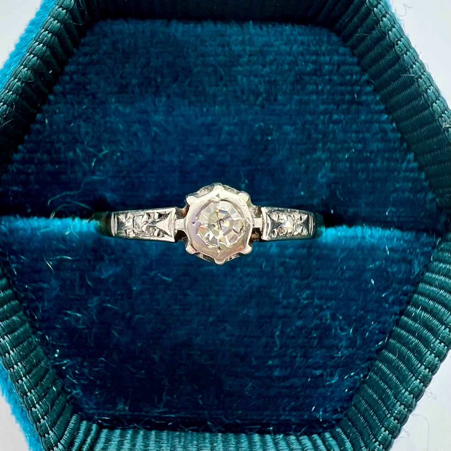 Solitaire ring with diamond from the early 1900s in 18 yellow gold