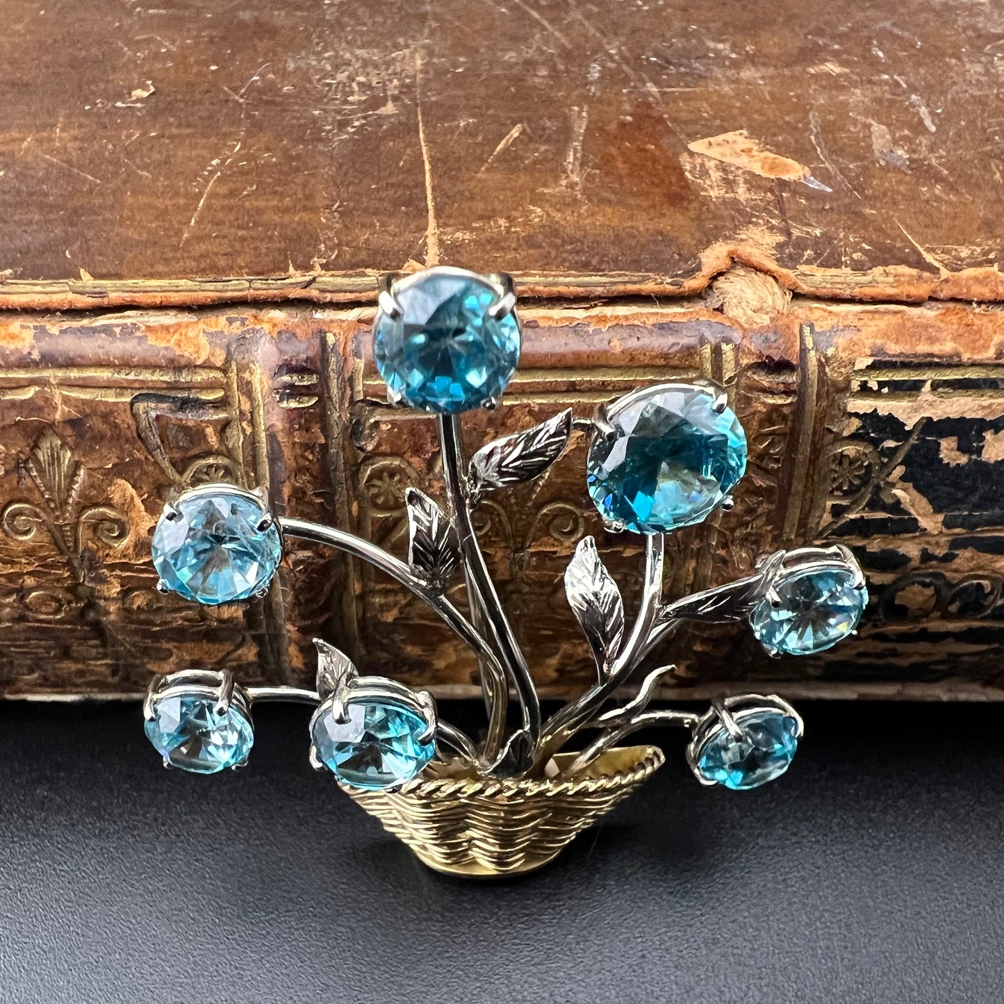 18 Karat Goldkorbbrosche mit blauen Topasen aus den 1950er Jahren