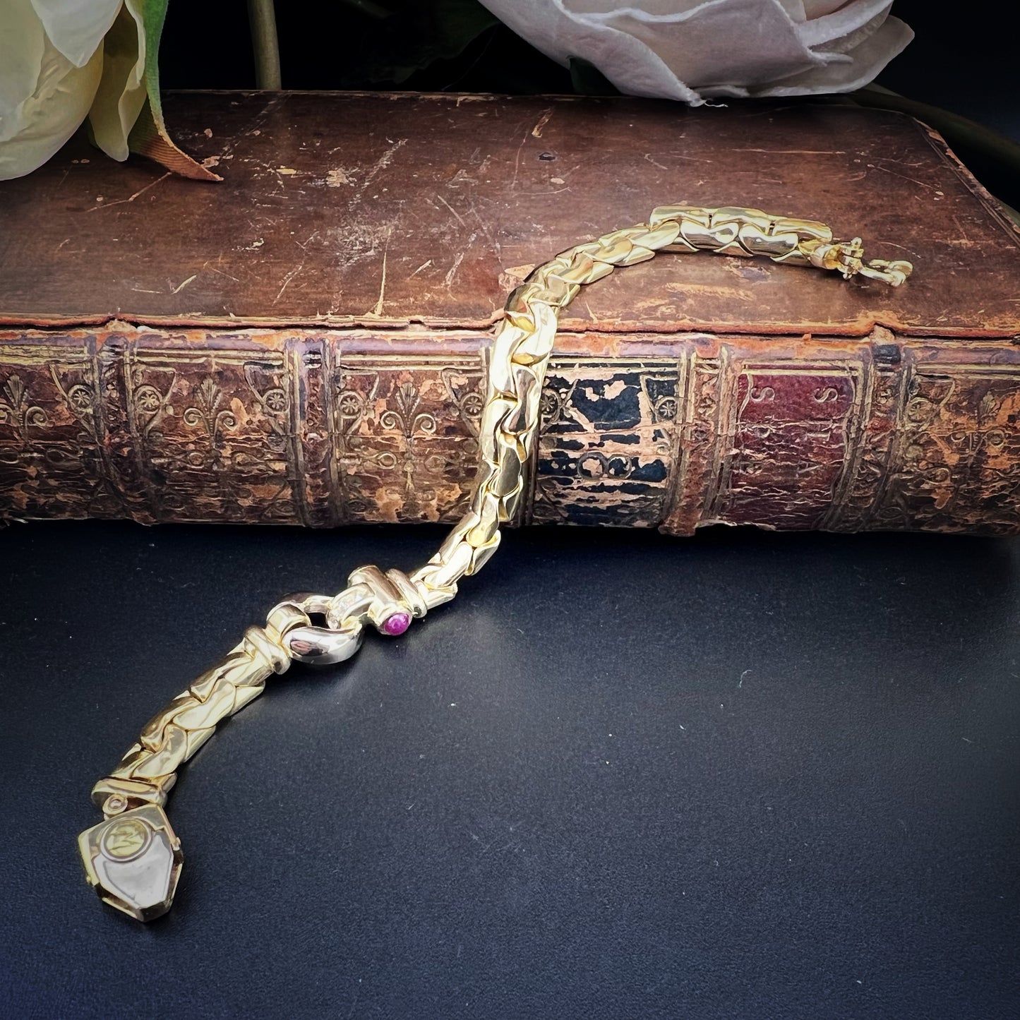 Vintage-Schlangenarmband aus 18 Karat Gelbgold mit Kobra-Glied, Rubinen und Diamanten – 1970er