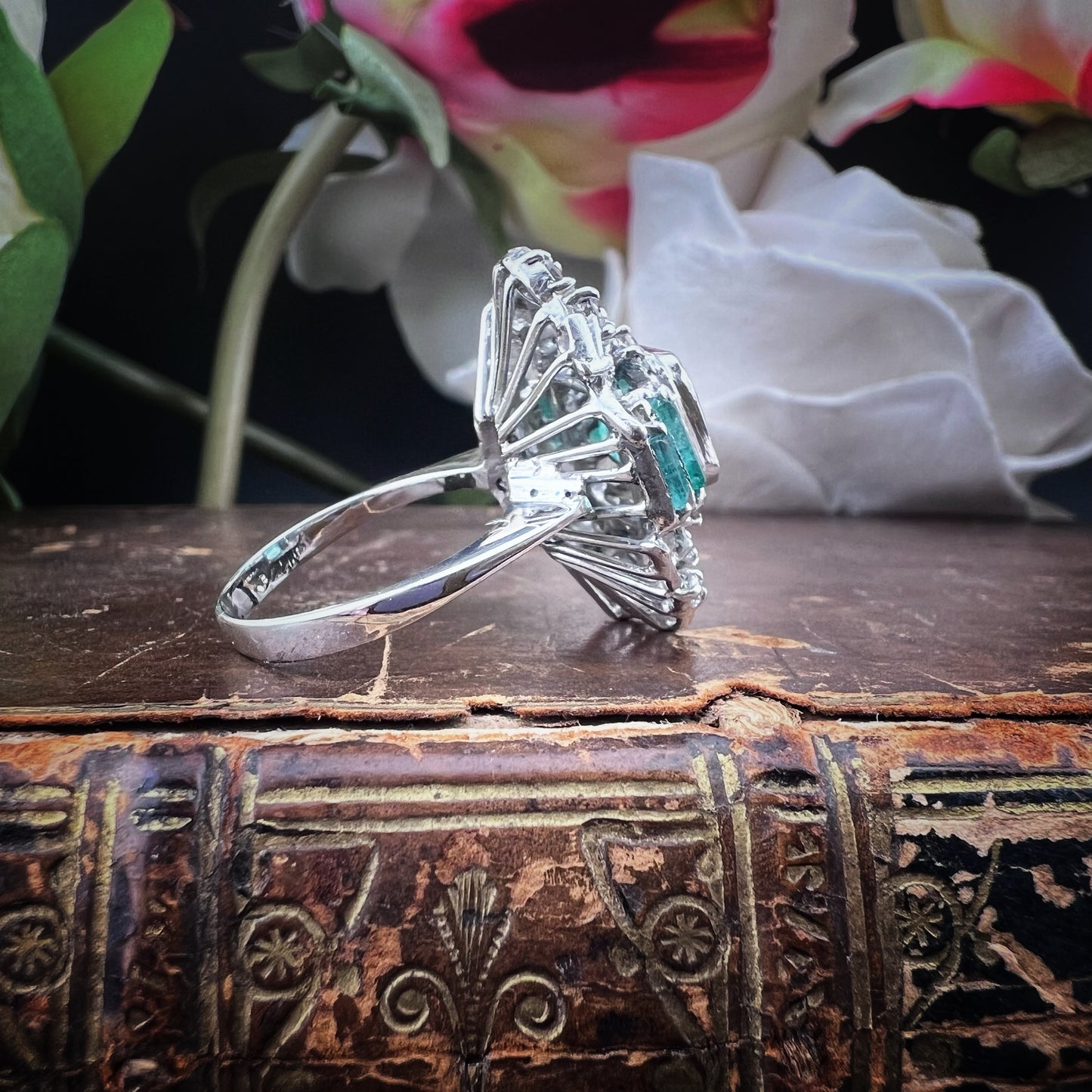 Anello a ballerina anni ’50 in oro bianco con diamanti e smeraldi