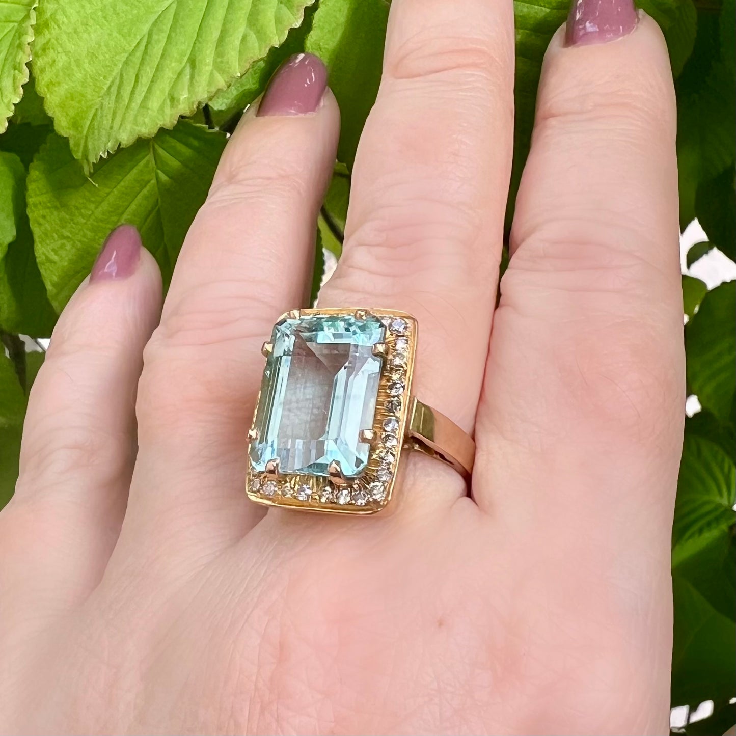 18-karätiger Goldring mit Aquamarin und Diamanten. Italien, 1960.