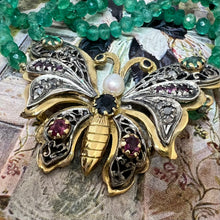 Carica l&#39;immagine nel visualizzatore di Gallery, Farfalla pendente vintage in oro 18 carati con smeraldi, rubini, diamanti, zaffiro e perla

