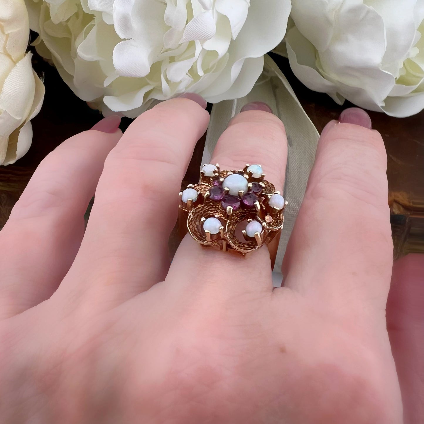 Anello vintage floreale in oro, opali e rubini – Londra 1971