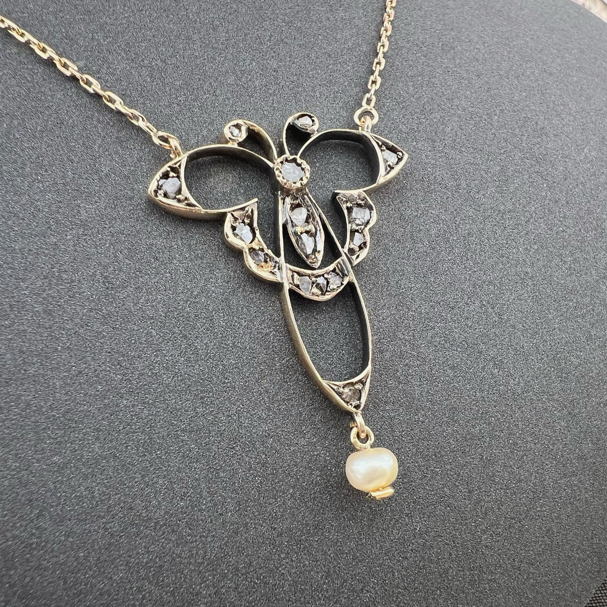Pendente Art Nouveau a forma di farfalla in oro 14 kt, diamanti a taglio rosa e perla naturale 1900-1910