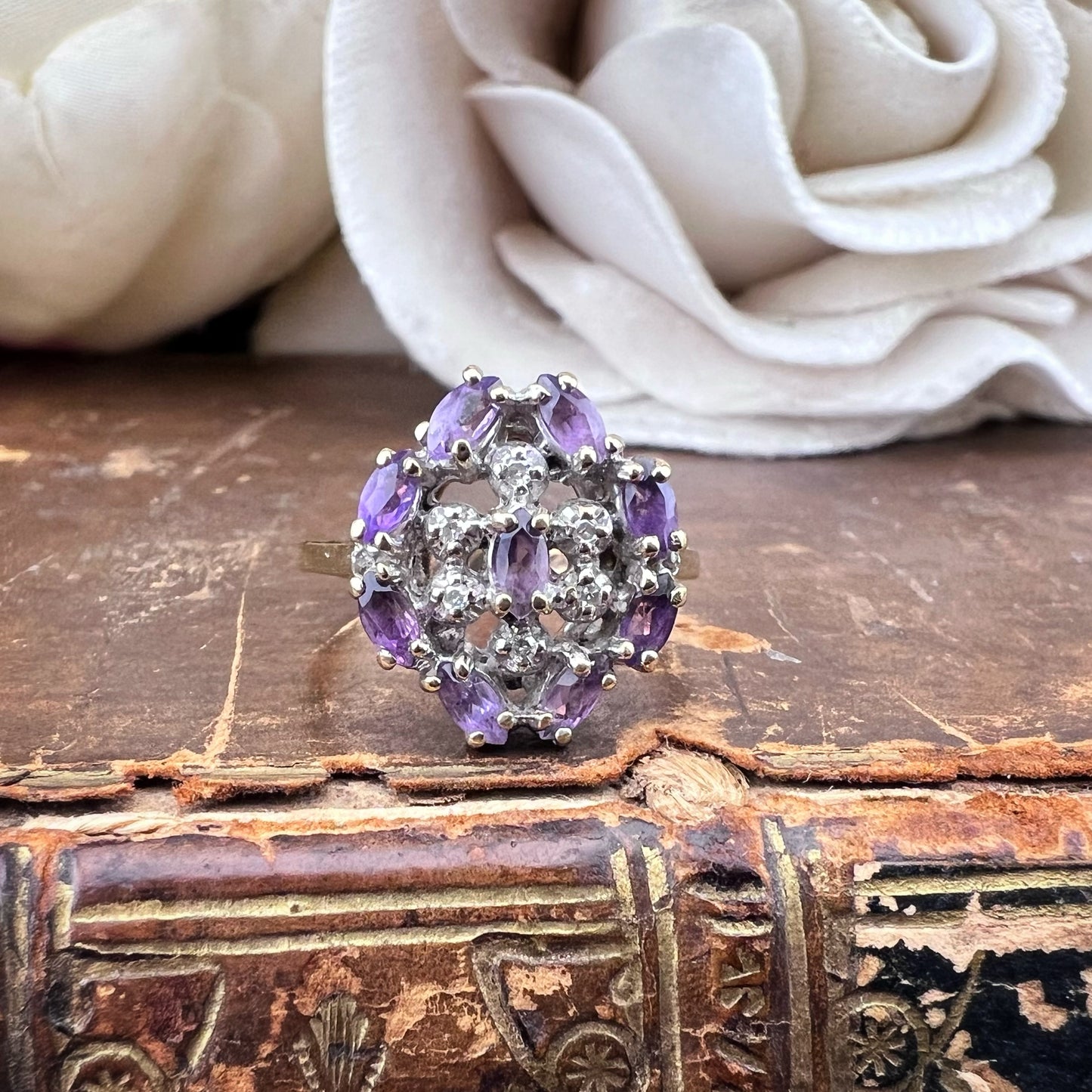 Anello in oro modello floreale a rosetta con ametiste e diamanti