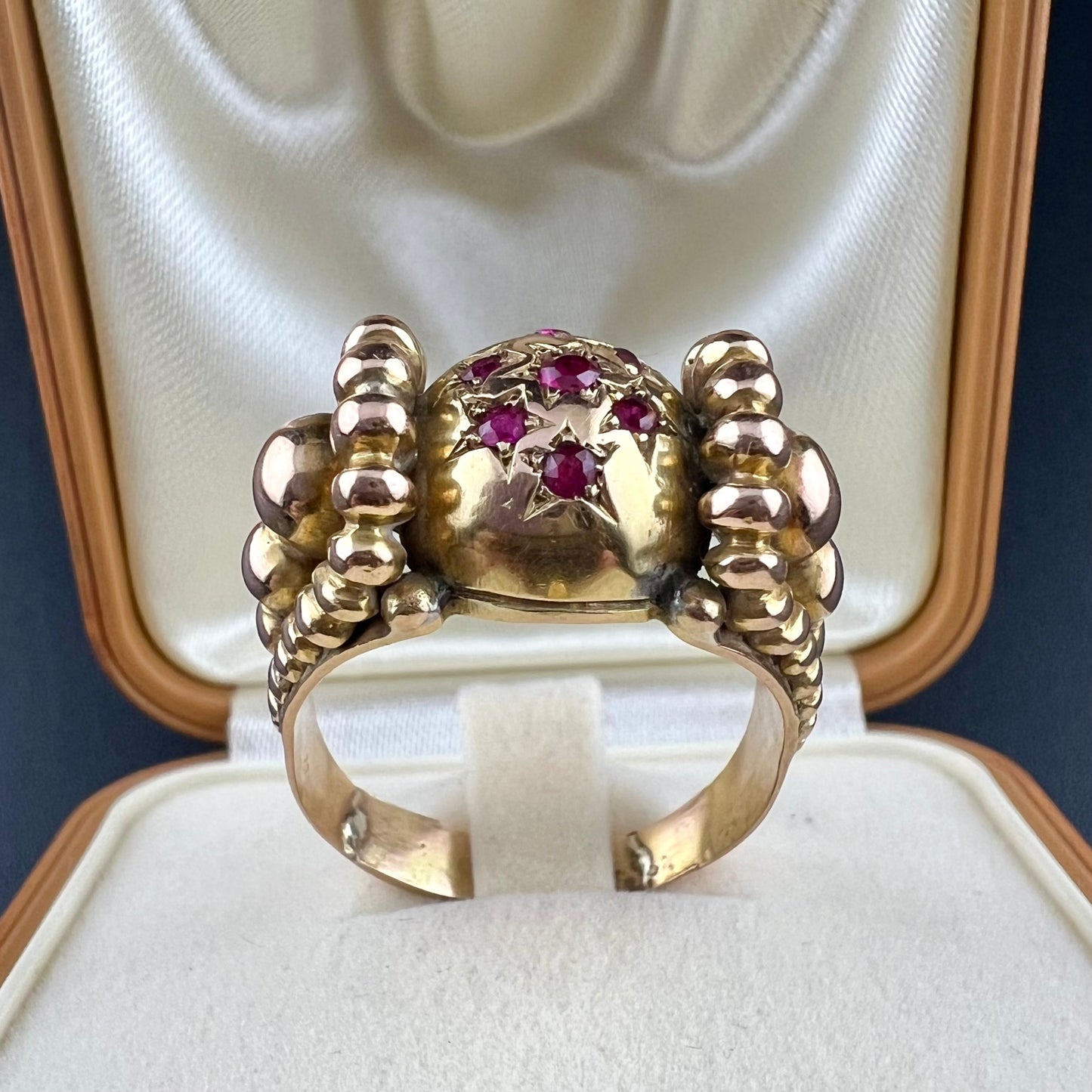 18kt gold ring with natural rubies. Italy, 1940.