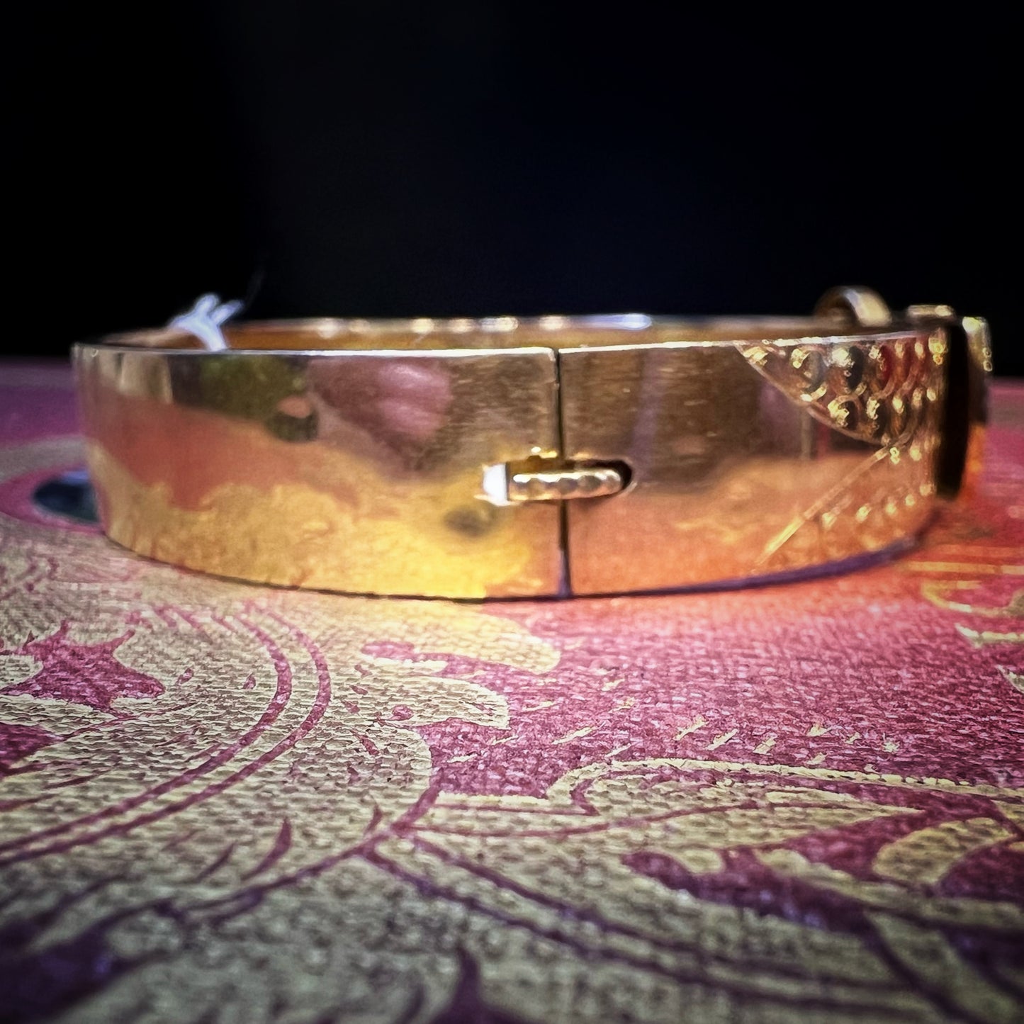 Starres Armband im Stil der 1930er Jahre mit Schnallenverzierung aus 18 Karat Gold