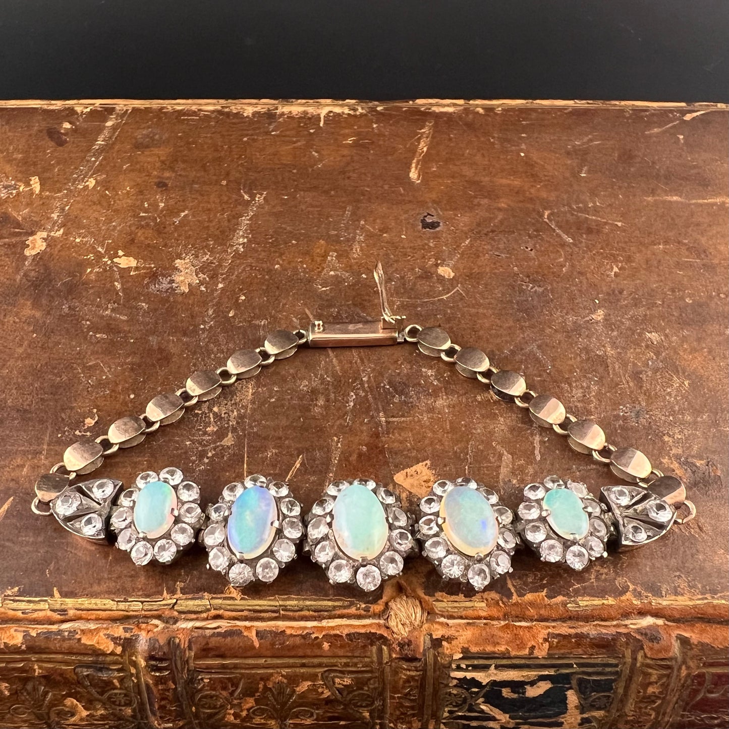 Bracelet with opals and white sapphires in 9ct gold and silver. England, 1960s.