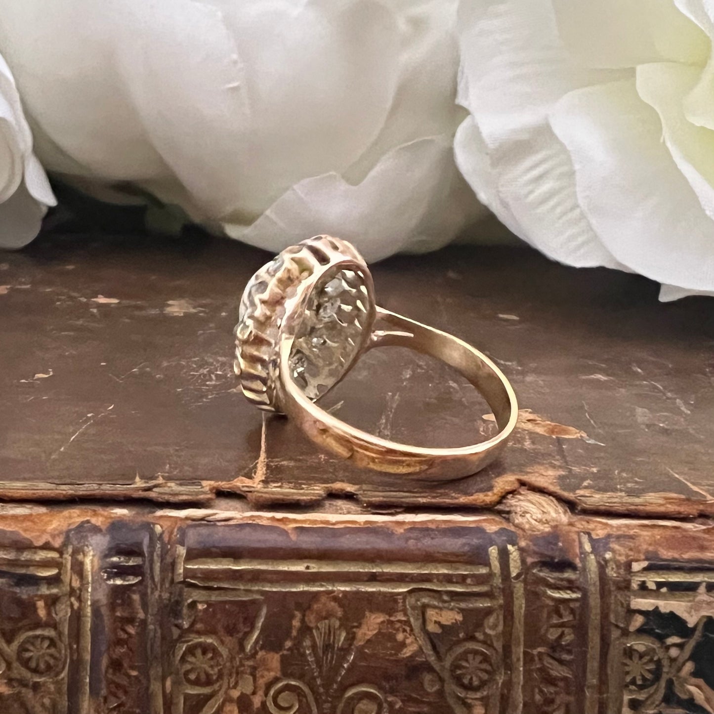 Anello inglese antico edoardiano 1900-1915 in oro giallo 18k, opale cabochon e diamanti