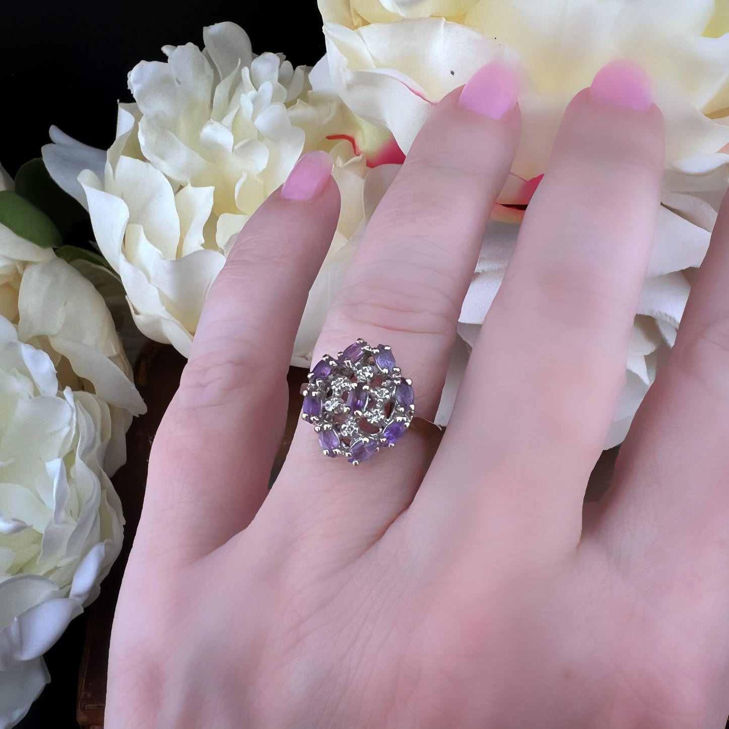 Anello in oro modello floreale a rosetta con ametiste e diamanti