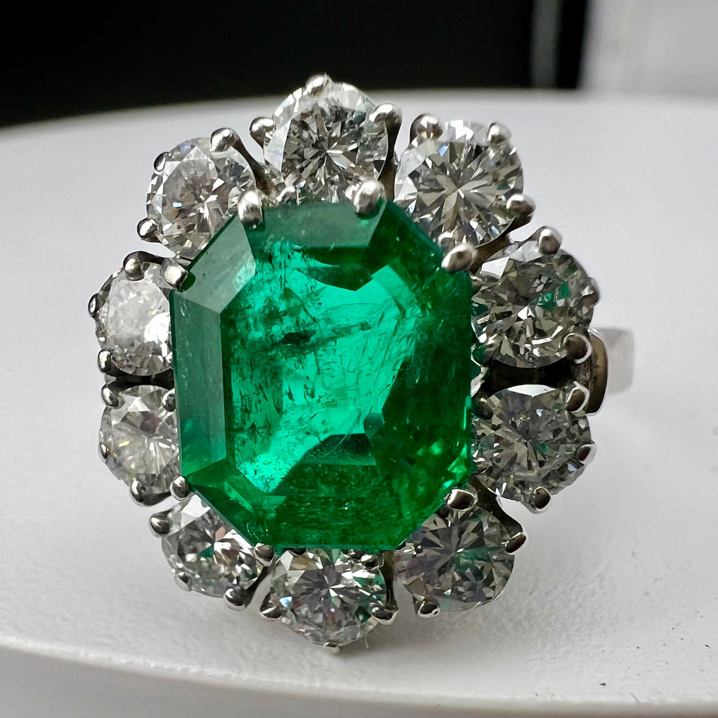 Colombian emerald and diamond ring, 18k gold
