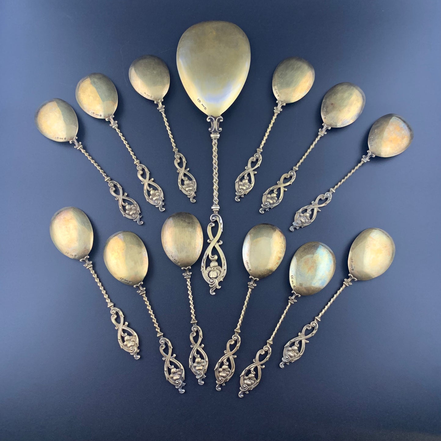 Ein Set aus vergoldeten Eisportionierern und Servierlöffeln aus Silber. Deutschland, Anfang des 20. Jahrhunderts.