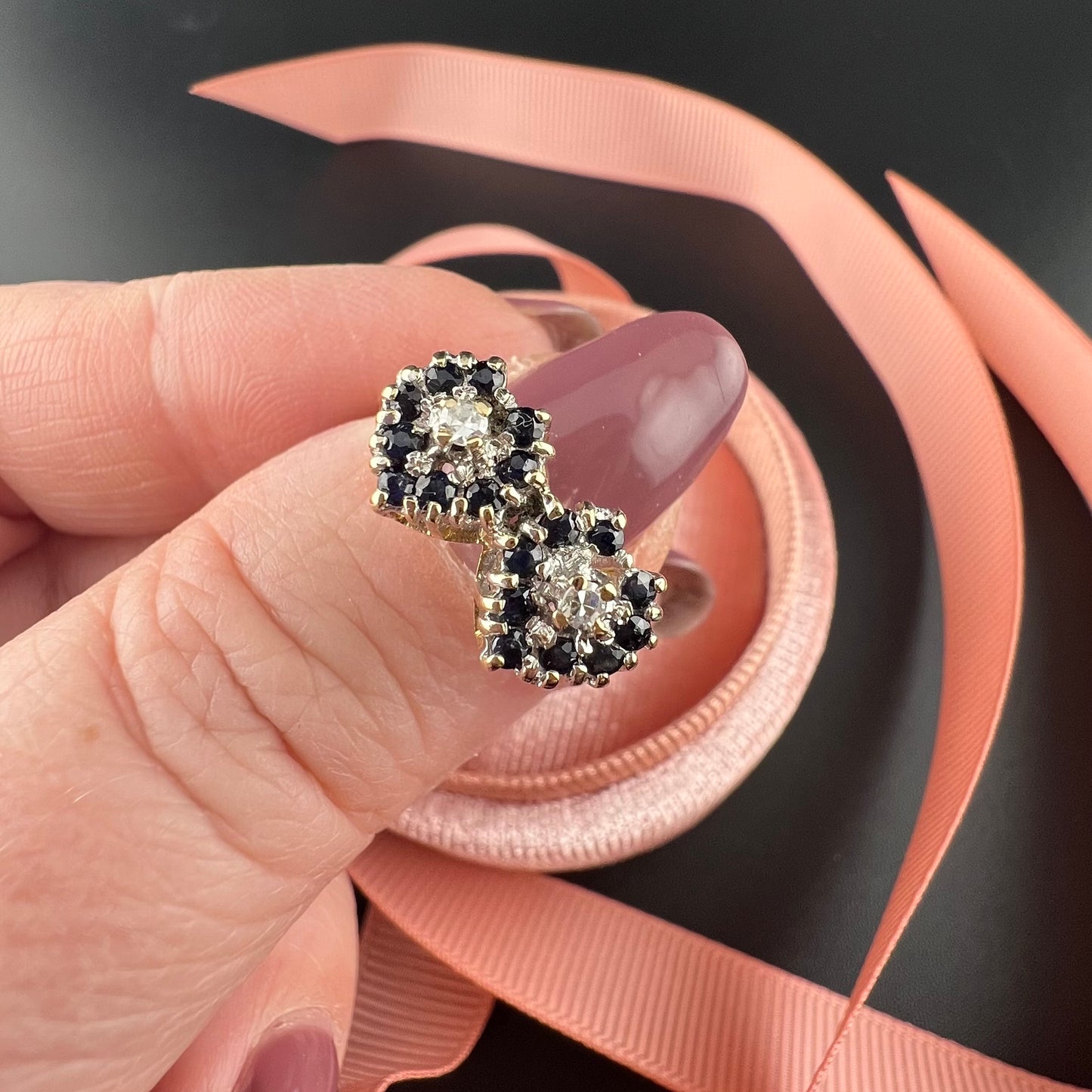 Ring mit zwei Herzen aus Saphiren und Diamanten