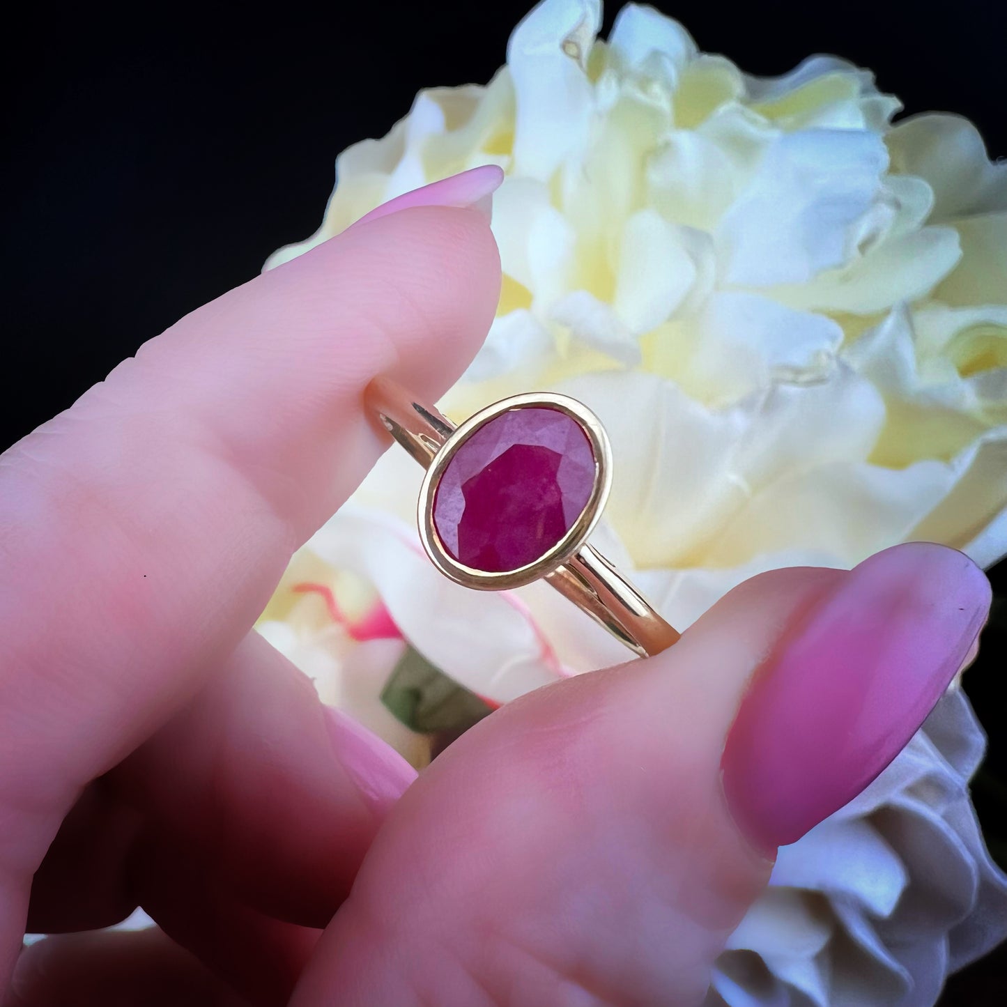 Anello vintage in oro giallo con rubino naturale – Inghilterra, anni ’80