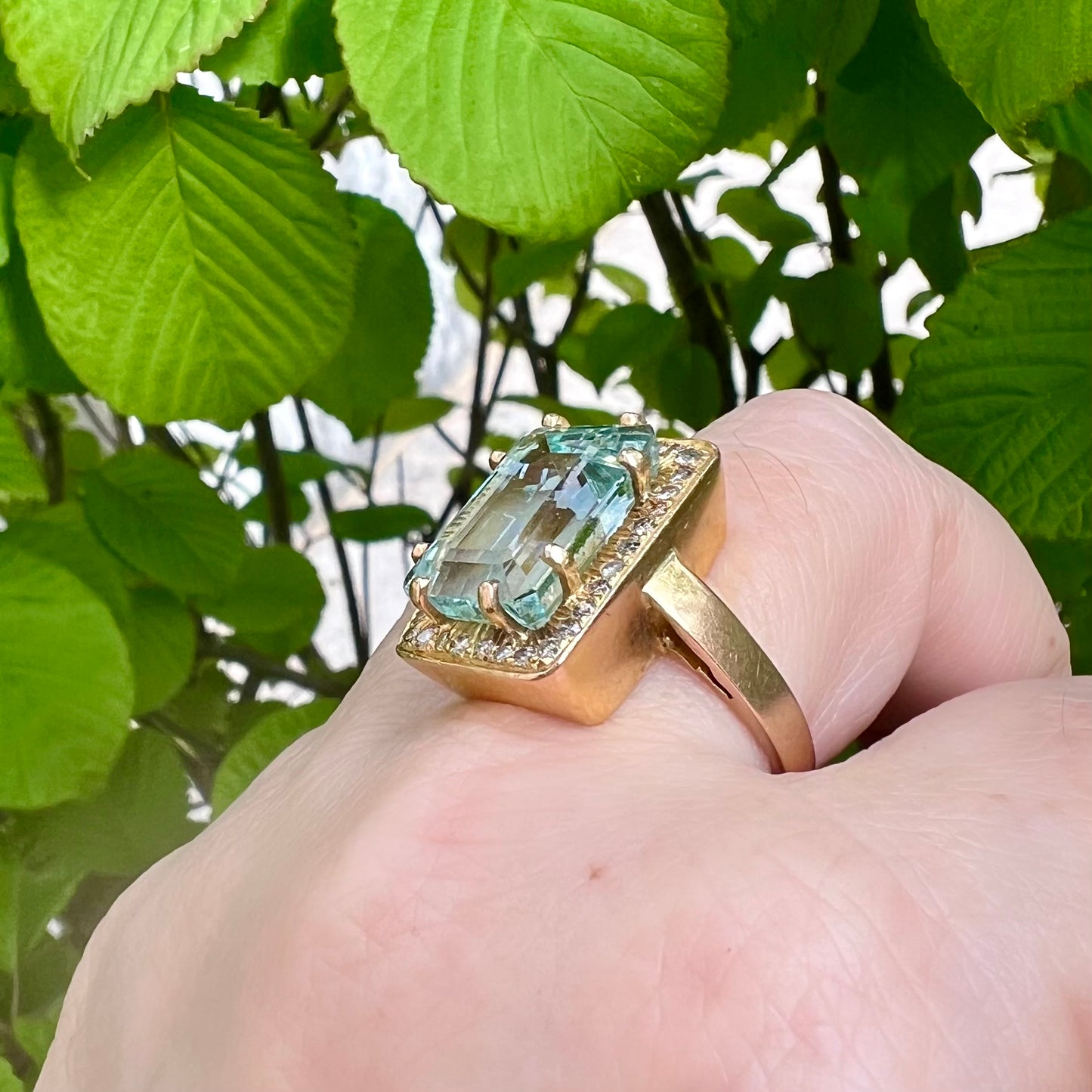 18-karätiger Goldring mit Aquamarin und Diamanten. Italien, 1960.