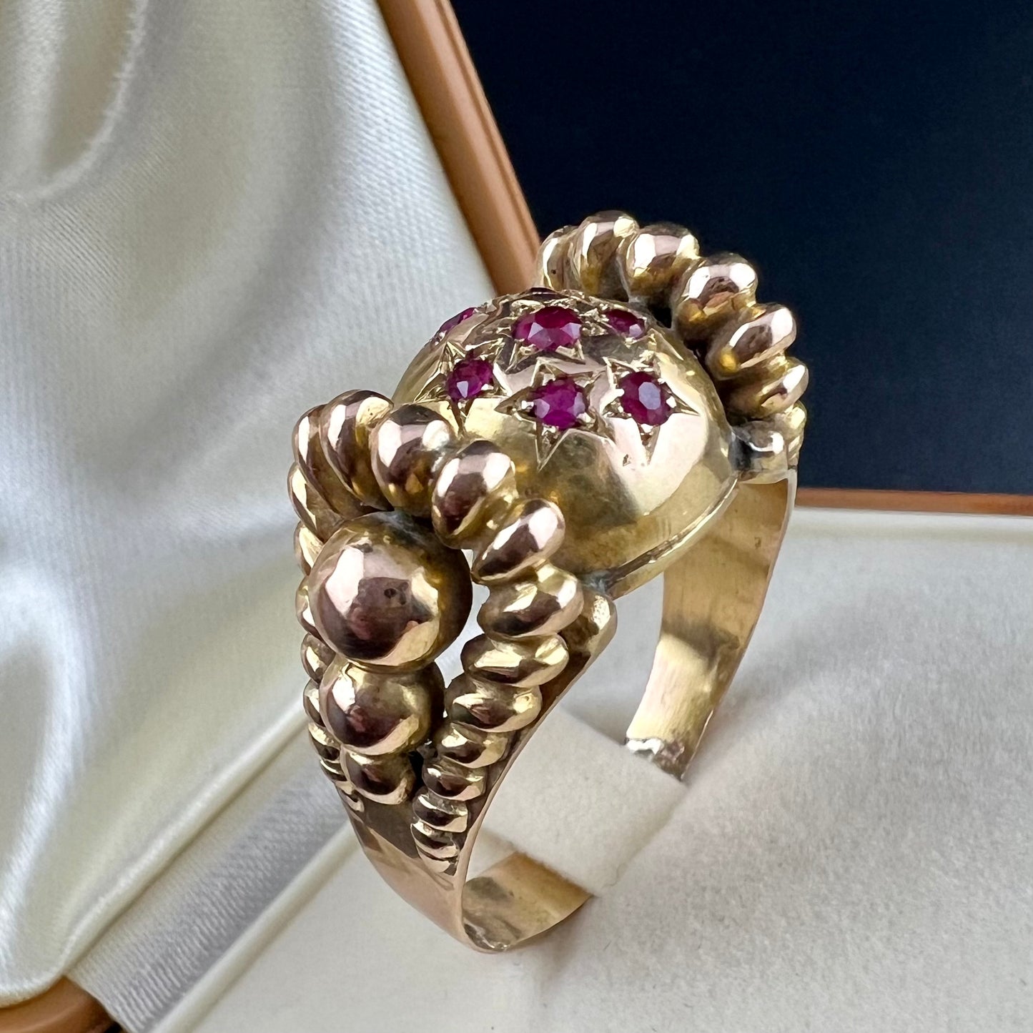 18kt gold ring with natural rubies. Italy, 1940.