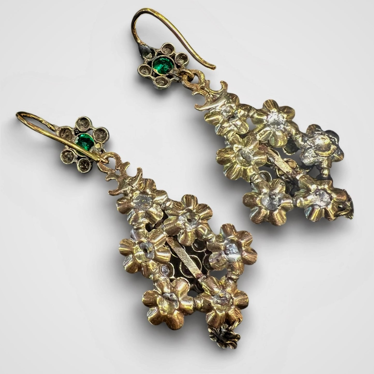 Orecchini in oro, diamanti, perline e paste vitree 1790-1830