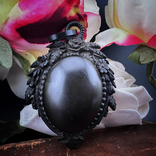 Mourning locket in vulcanite di epoca vittoriana
