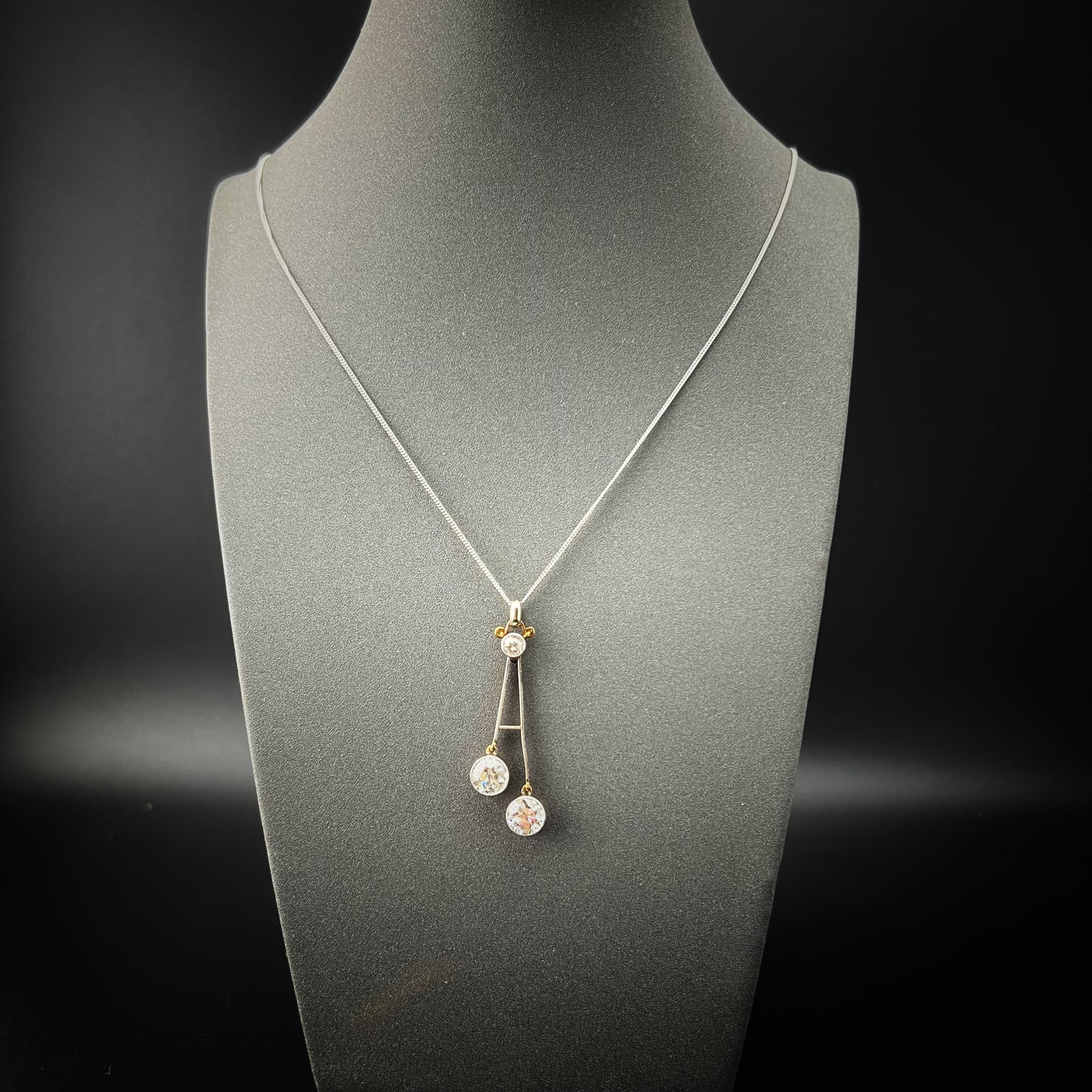 Art Deco pendant in 18k gold and 2.25 carats of diamonds