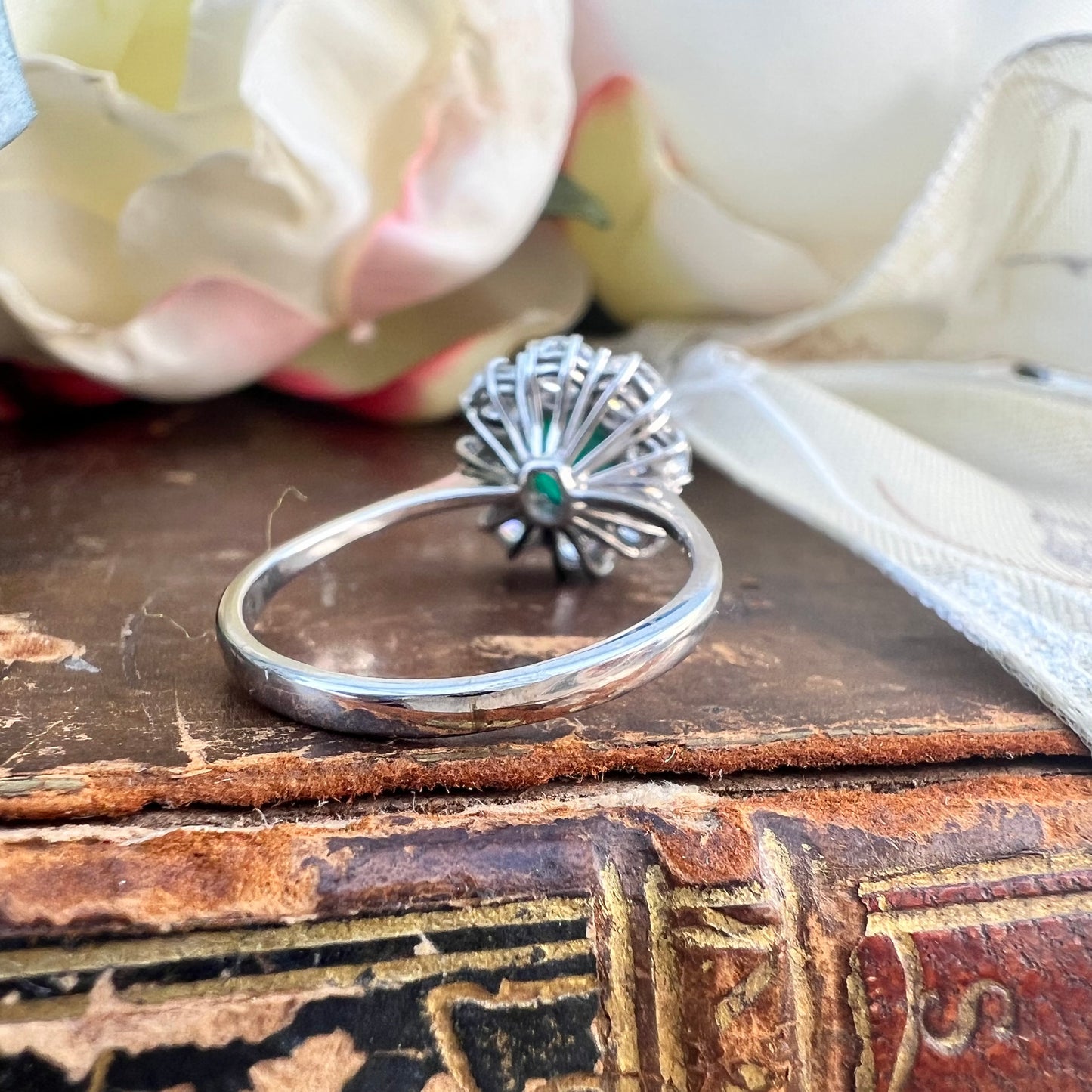 Anello Vintage Margherita – Smeraldo Centrale 0.66 ct e 8 Diamanti in Oro Bianco 18 kt (Anni ’50/’60)