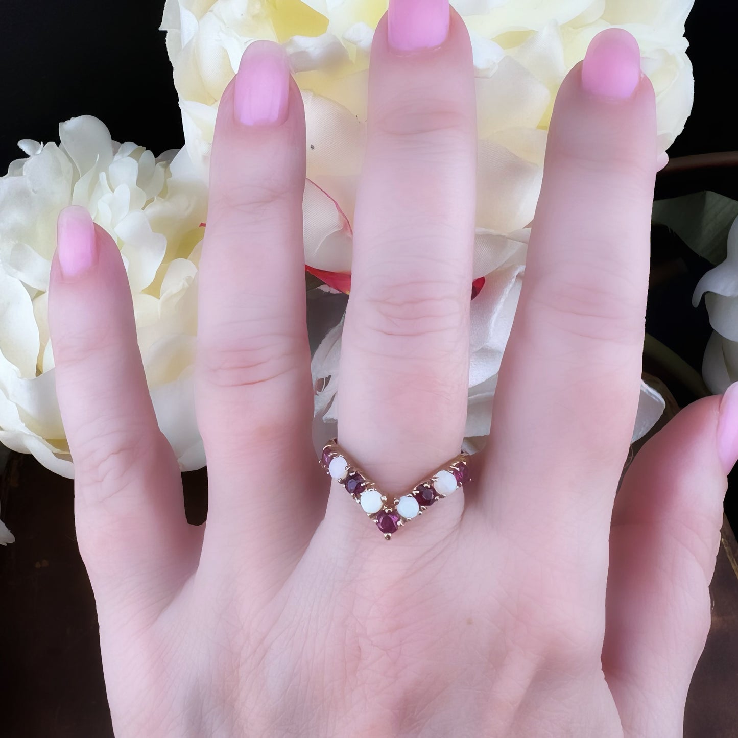 Anello Wishbone in Oro Giallo con Opali e Rubini – Londra, 1978