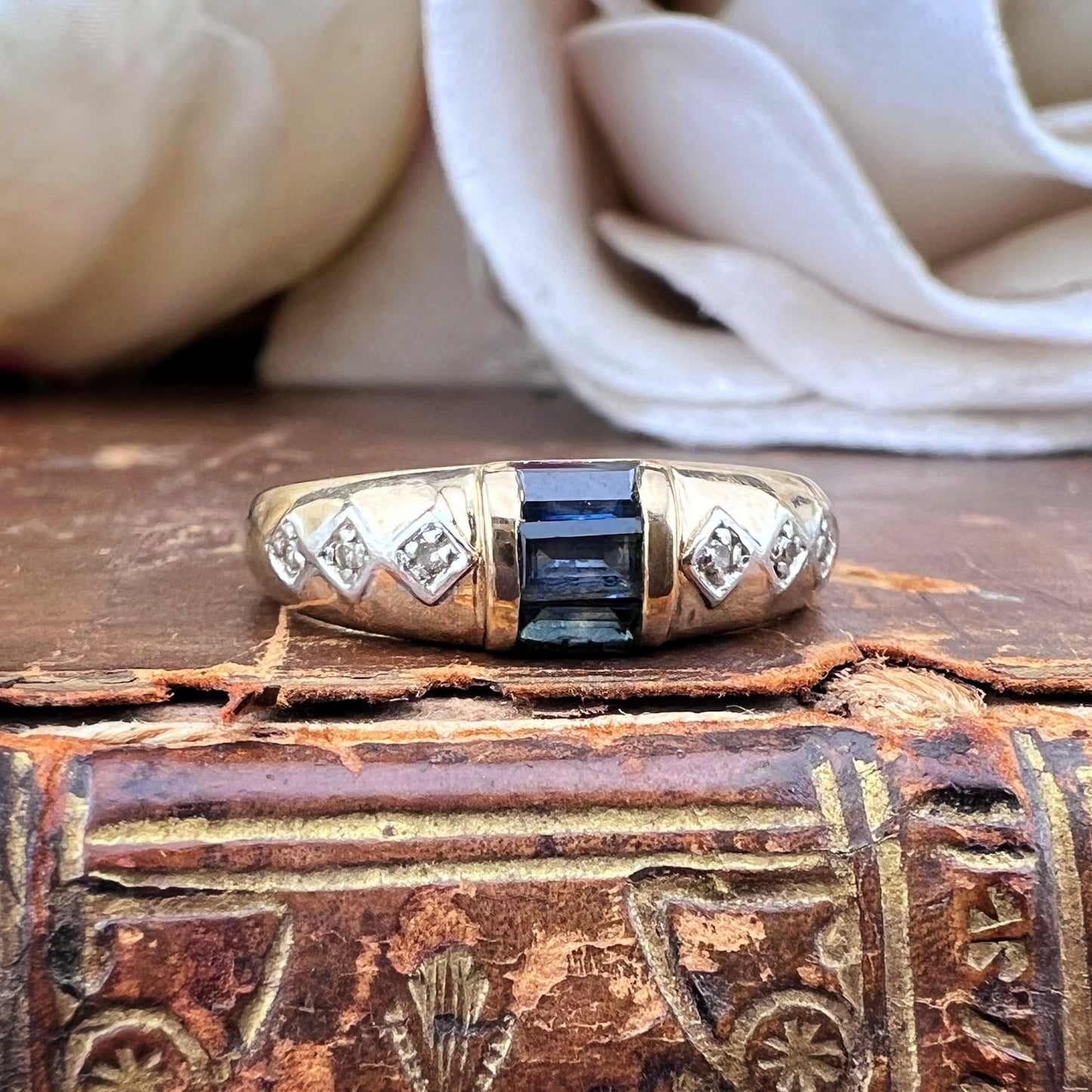 Anello in oro con zaffiri e diamanti