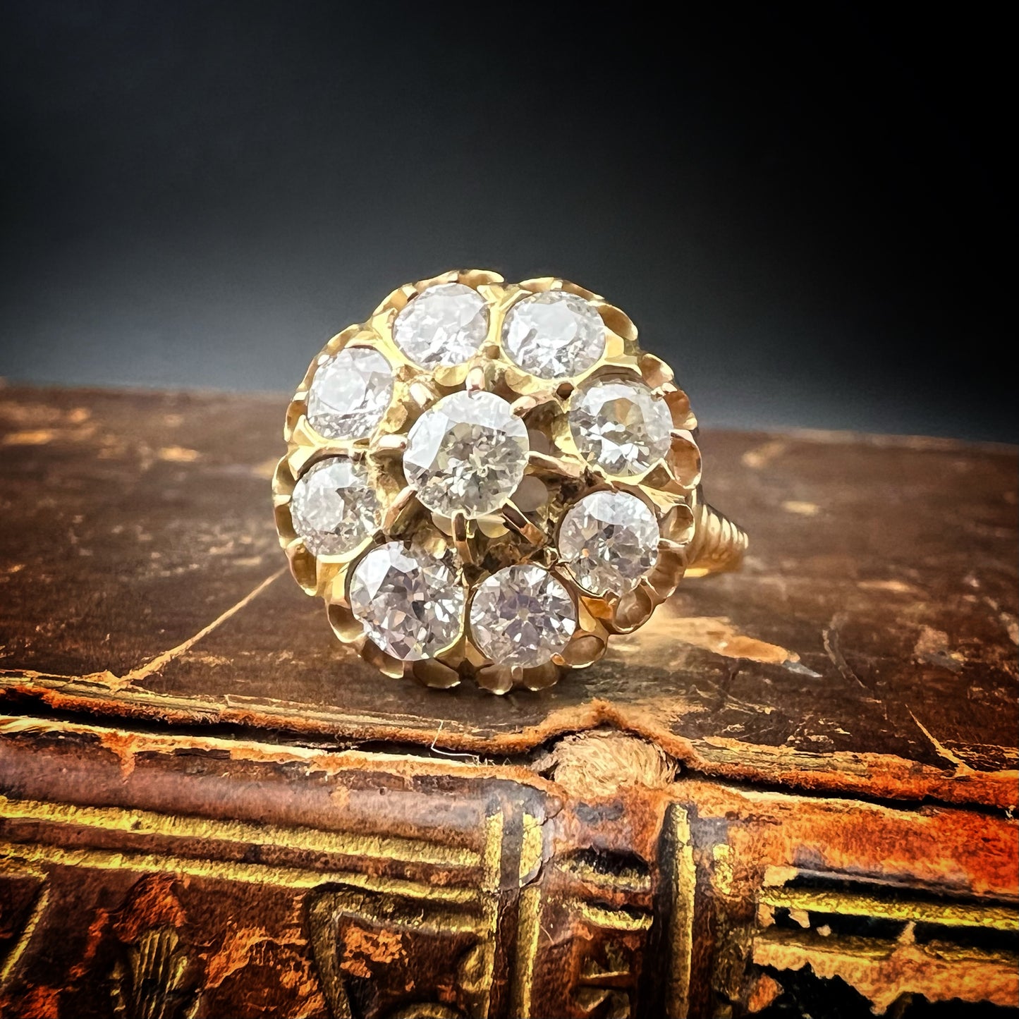 Antique Large Daisy Ring in 18K Gold with Old Mine Cut Diamonds
