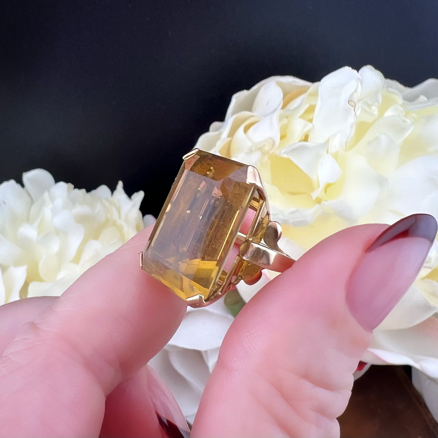 Anello cocktail con citrino taglio smeraldo – Londra, 1962