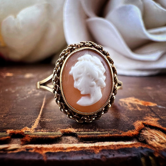 Anello vintage con cammeo scolpito – Birmingham, 1966