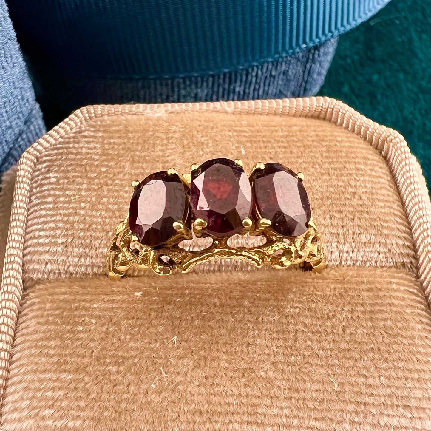 Ring with three garnets in 18k yellow gold