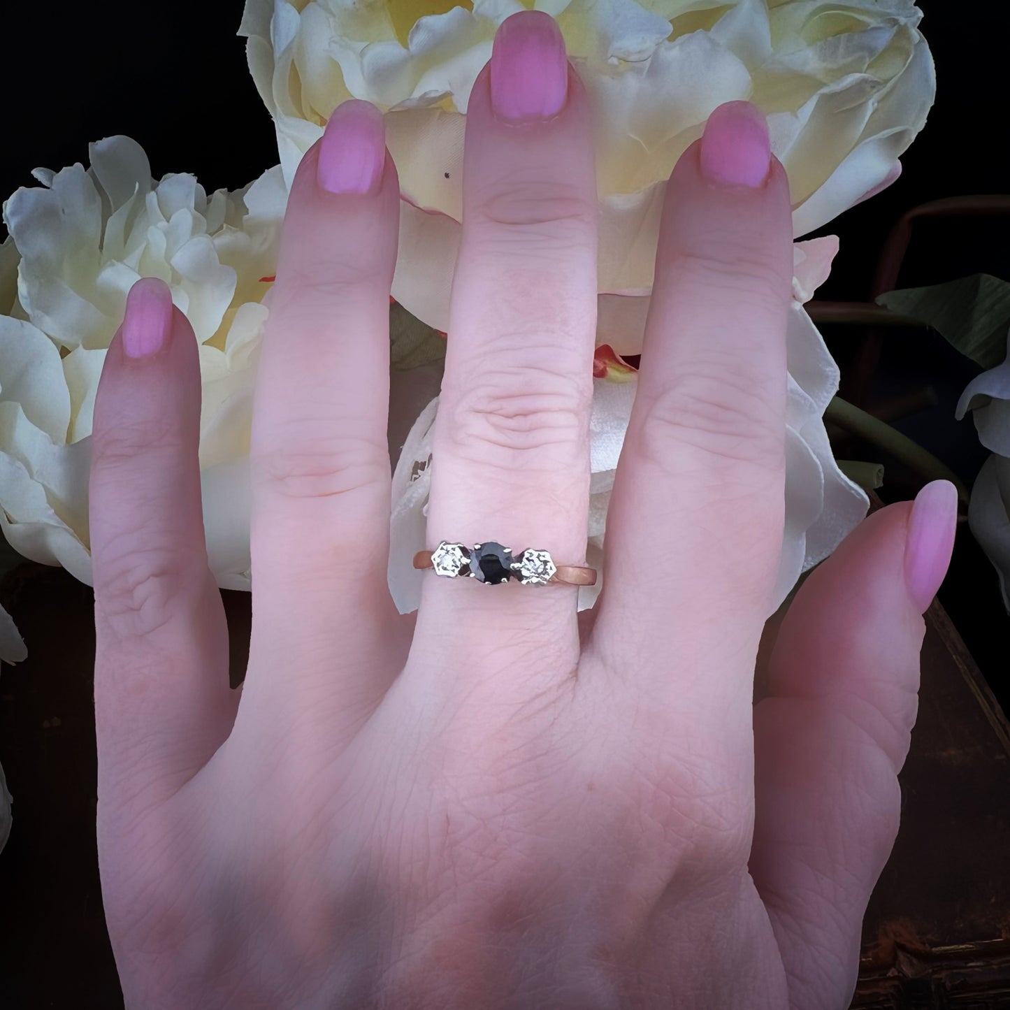 Anello vintage in oro giallo 9 ct con zaffiro e diamanti – Londra, 1962