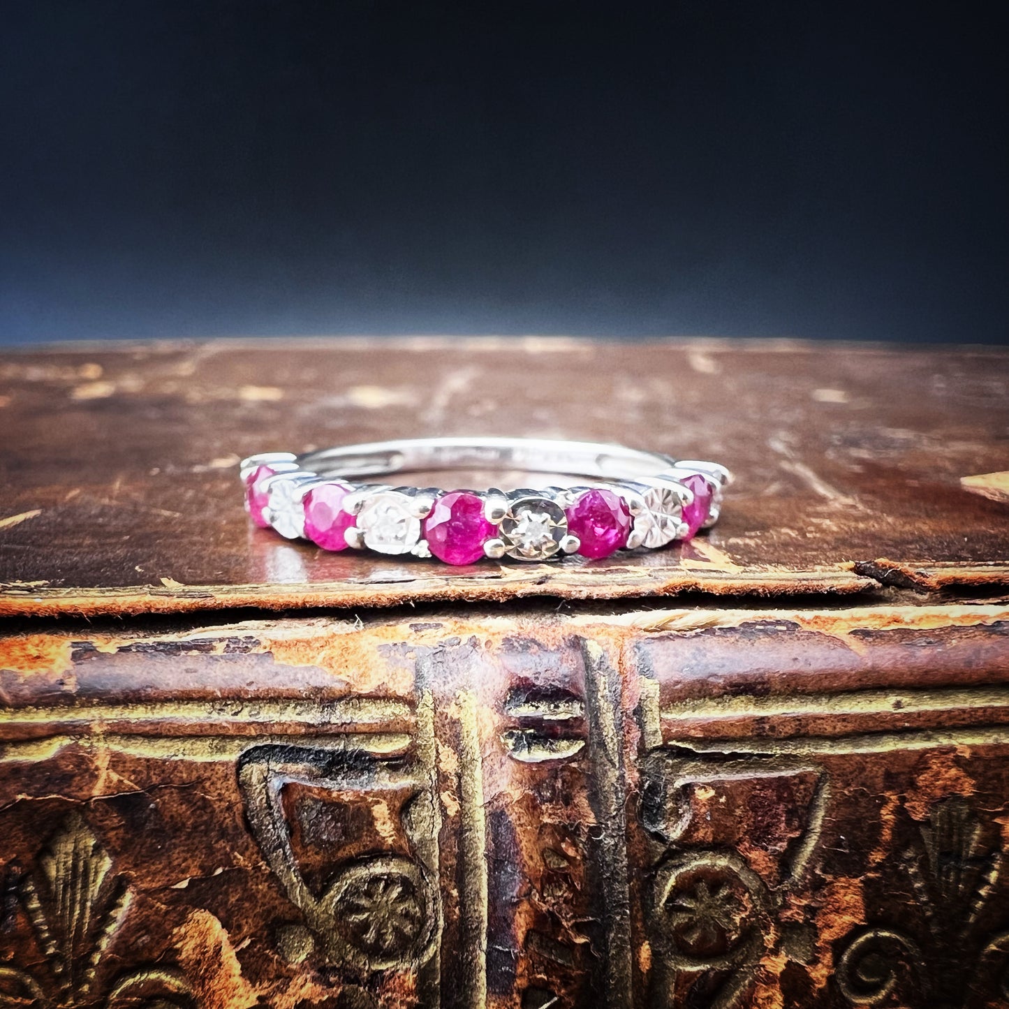 Vintage-Ring aus Weißgold, Rubinen und Diamanten